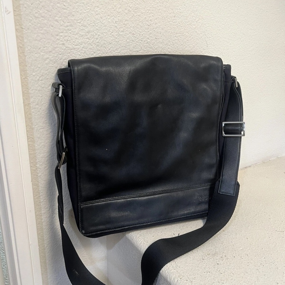 Tumi Leather North South Flap Messenger Bag 13” Laptop 4385D3 Read Description